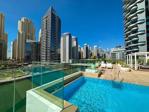 สระว่ายน้ำกลางแจ้ง