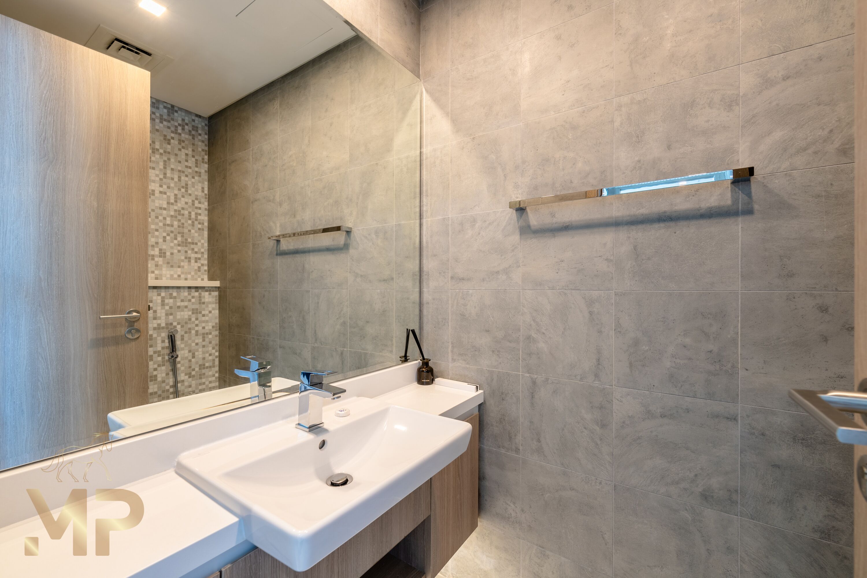 Ein modernes Badezimmer mit zwei Waschbecken, einem Spiegel und einer Duschkabine.