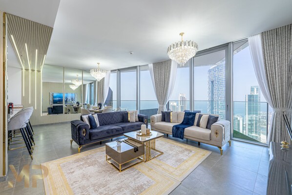 ดีไซน์อพาร์ทเมนท์ | บริเวณนั่งเล่น | สมาร์ททีวี 80 นิ้ว พร้อมช่องเคเบิล