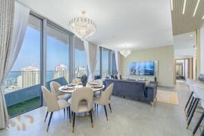 ดีไซน์อพาร์ทเมนท์ | บริเวณนั่งเล่น | สมาร์ททีวี 80 นิ้ว พร้อมช่องเคเบิล