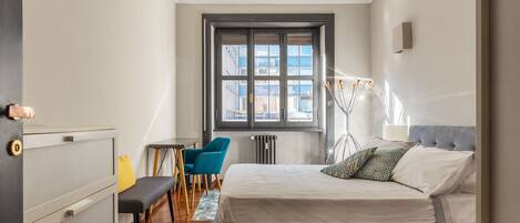 3 chambres, bureau, fer et planche à repasser, lit parapluie