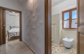 Douche, séchoir à cheveux, serviettes fournies