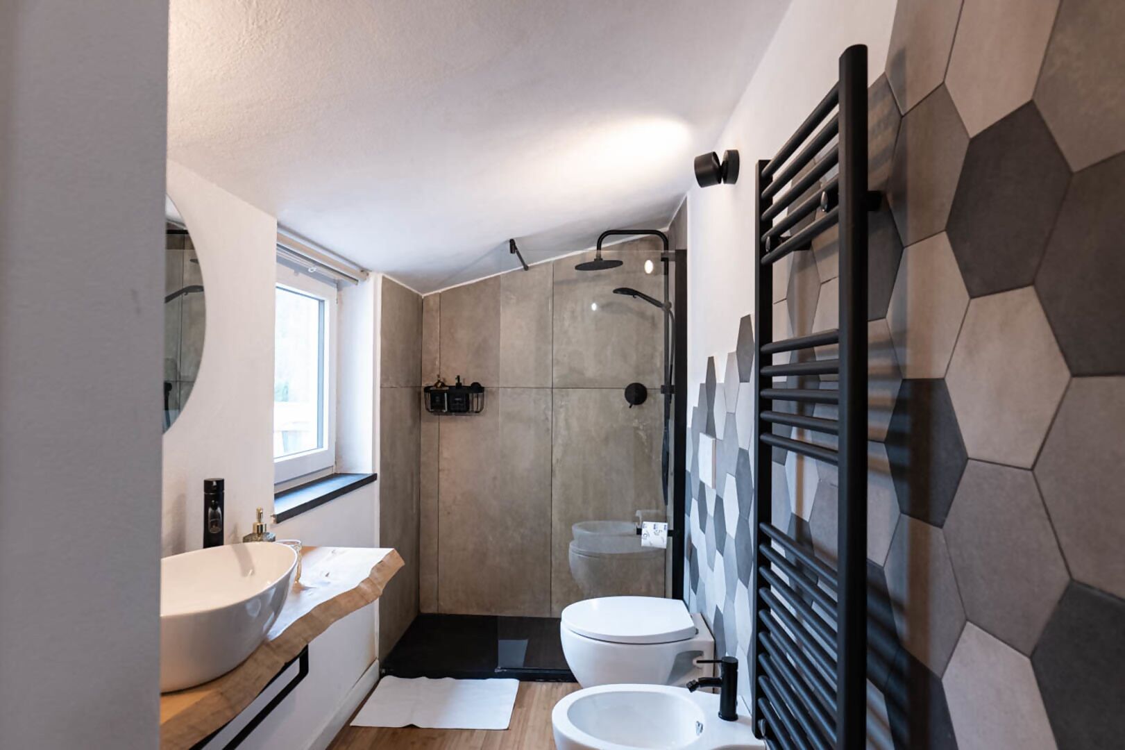 Sèche-cheveux, serviettes fournies