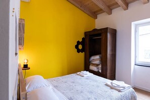 2 chambres, bureau, fer et planche à repasser, lit de bébé portatif