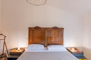 2 chambres, bureau, fer et planche à repasser, lit parapluie