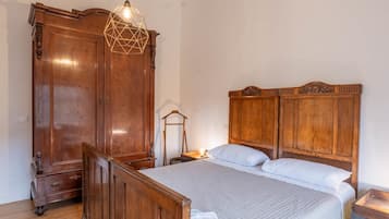 2 Schlafzimmer, Schreibtisch, Bügeleisen/Bügelbrett, Reisekinderbett