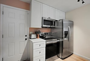 Refrigerador, microondas, horno y parrilla de estufa