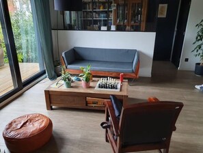 Smart-TV, DVD-Player, Bücher, Computerbildschirme