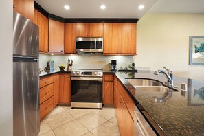 Køleskab, mikrobølgeovn, ovn, kogeplade