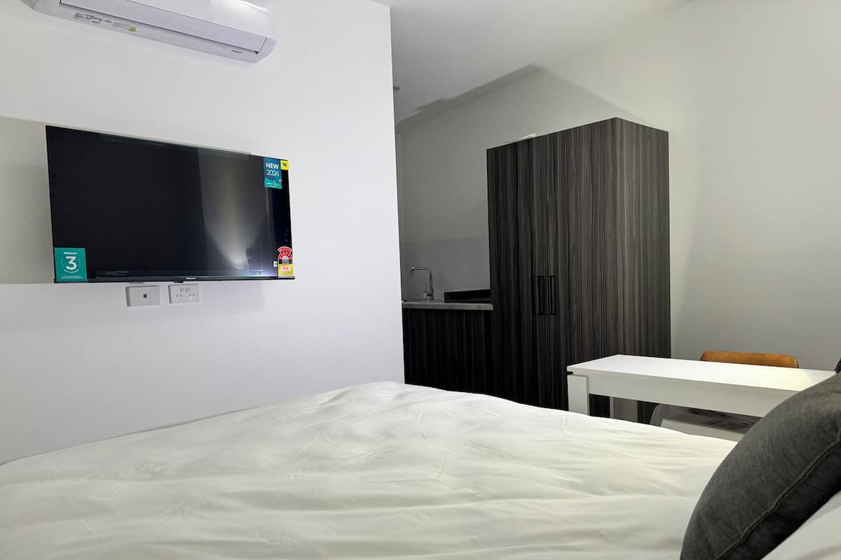 Elite Room | Bathroom | Free toiletries, hair dryer, towels, soap
