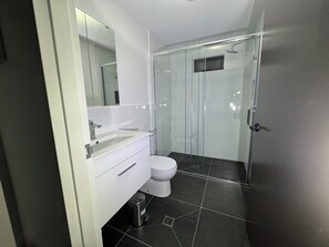 Ilmaiset hygieniatuotteet, hiustenkuivaaja, pyyhkeet, saippua