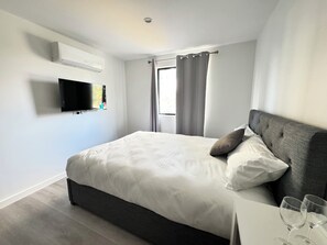 Superior-huone | Ylelliset vuodevaatteet, memory foam -patjalliset sängyt, pimennysverhot