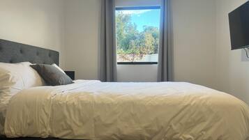 Artículos de tocador gratuitos, secador de pelo, toallas, jabón