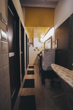Shared bathroom - GoSolo Stays (Mumbai)