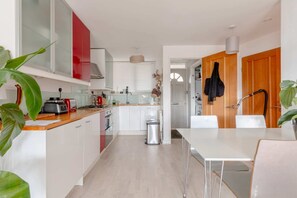 Appartement | Cuisine privée | Four, plaque de cuisson, bouilloire électrique, grille-pain