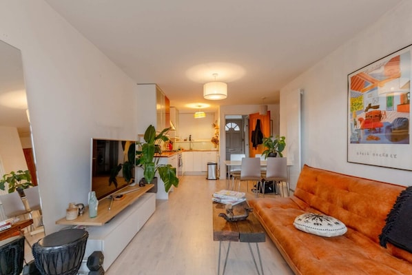 Basic Apartment | Private kitchen | Oven, stovetop, electric kettle, toaster