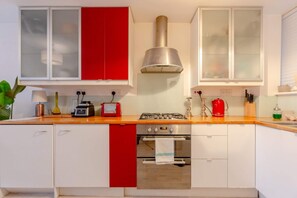 ベーシック アパートメント | 専用キッチン | オーブン、コンロ、電気ポット、トースター