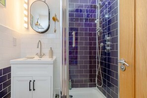 Basic Apartment | Bathroom | Shower, towels, soap, shampoo - Stunning 1BD Flat w/ Garden Area, Kentish Town! (London)
