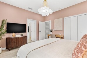 3 bedrooms, WiFi, bed sheets - Custom Designed Townhome Brand New near Everything (Tampa)