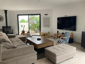 Smart-TV, Videospiele, Tischfußball, Tischtennisplatte