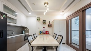 Una cocina moderna con una mesa de comedor, sillas y un horno empotrado.