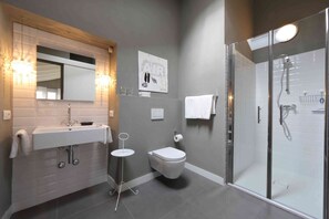 Douche, sèche-cheveux, serviettes fournies, savon