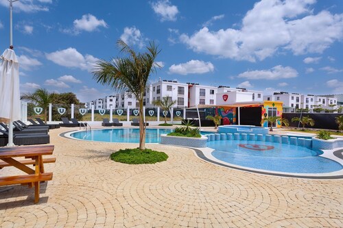 Cozy 2-bedroom apartment in Tatu City with gym, pool, & restaurant in the estate