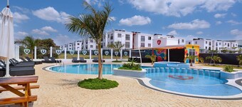 Cozy 2-bedroom apartment in Tatu City with gym, pool, & restaurant in the estate