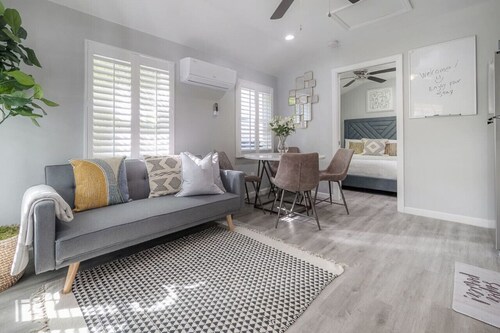 Beautiful Private Bungalow near Hyde Park!