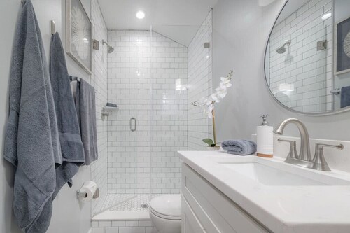 Beautiful Private Bungalow near Hyde Park!