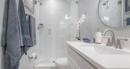 Beautiful Private Bungalow near Hyde Park!