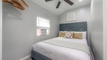 1 bedroom, desk, iron/ironing board, WiFi