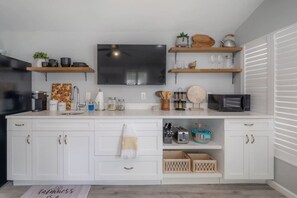 Frigorífico, microondas, cafetera o tetera y tostadora