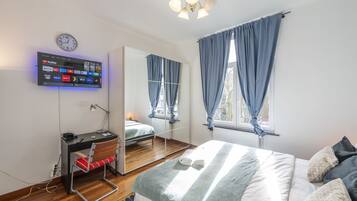 1 slaapkamer, een bureau, een strijkplank/strijkijzer, reisbedje