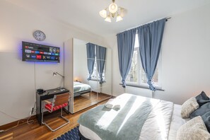 1 habitación, escritorio, tabla de planchar con plancha y cuna de viaje