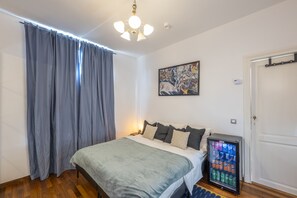 1 Schlafzimmer, Schreibtisch, Bügeleisen/Bügelbrett, Reisekinderbett