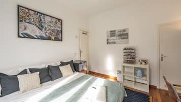 1 slaapkamer, een bureau, een strijkplank/strijkijzer, reisbedje