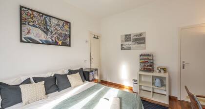 Deluxe Double Room - Bed & Breakfast - King Bed + Free Breakfast + Gym