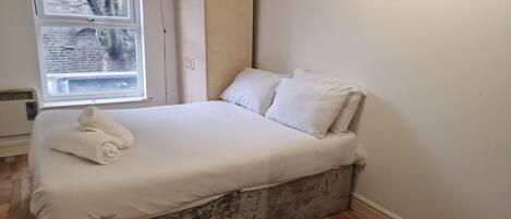 1 chambre, fer et planche à repasser, Wi-Fi, literie fournie