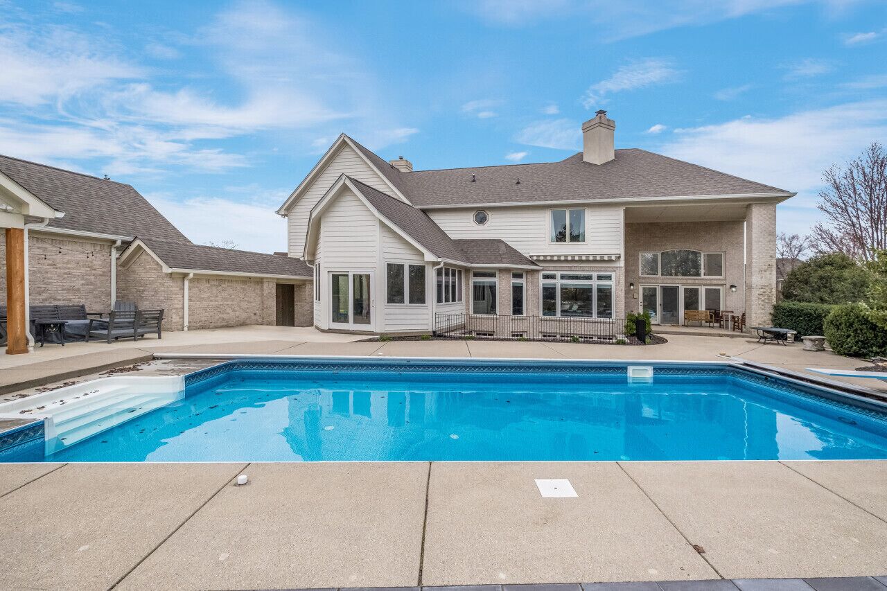 Posh Vacation Home: 2 Ensuites, Pool + Outdoor Kitchen & Bar