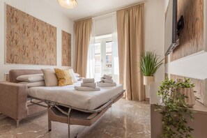 1 dormitorio, tabla de planchar con plancha, wifi y ropa de cama
