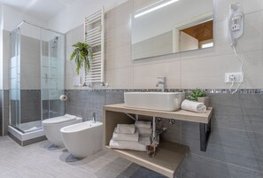 Ducha, secador de pelo, bidé y toallas
