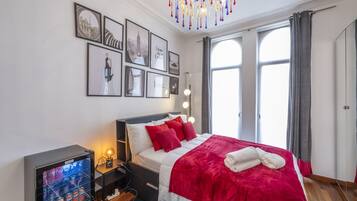 1 slaapkamer, een bureau, een strijkplank/strijkijzer, reisbedje