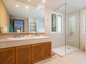 Douche, baignoire à jets, sèche-cheveux, serviettes fournies