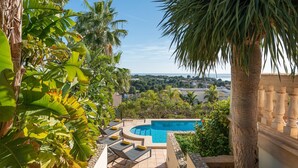 A pool area with lounge chairs and a view of the sea. - Villa Bendinat 10: A luxurious oasis in Puerto Portals, Calvia (Calvià)