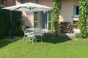 Outdoor dining - Lago maggiore country studio, posizione strategica per esplorare laghi e Milano (Mercallo)