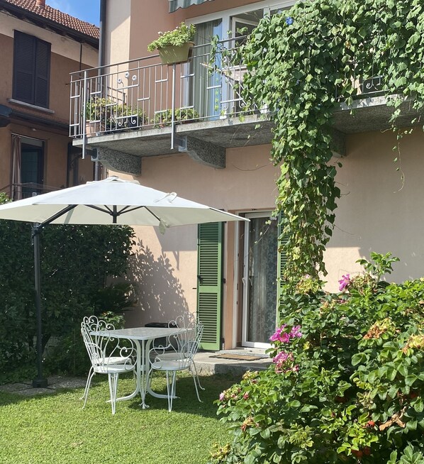 Outdoor dining - Lago maggiore country studio, posizione strategica per esplorare laghi e Milano (Mercallo)