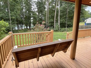 Property grounds - Unique lakefront 3 BR cabin directly on Lake Hartwell! 20 min drive to Clemson! (Townville)