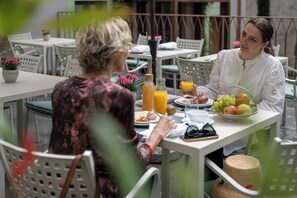 Desayuno buffet todos los días (con cargo) 