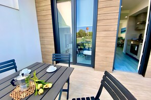 Dining - Mare Dentro - Modern Apartment with Terrace for Families Near the Beach (Torre Grande)